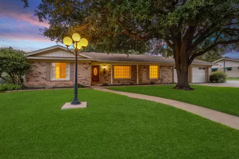 3909 Emerald Oaks Dr, Haltom City, TX 76117