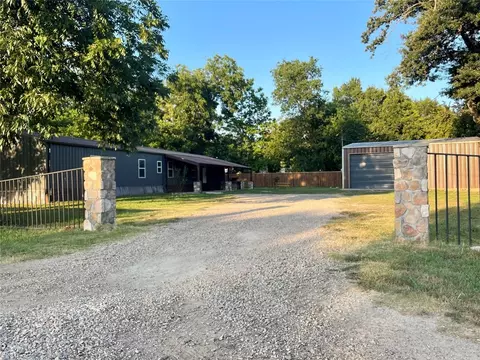 226 High St, Roxton, TX 75477