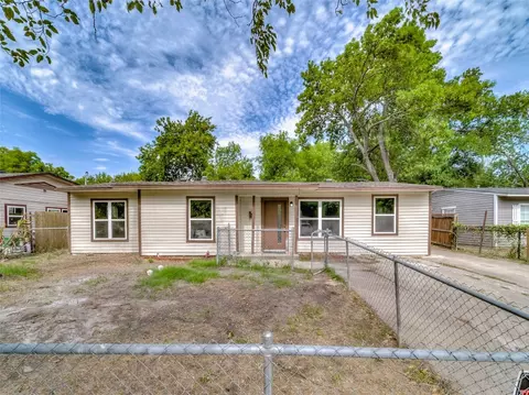 1022 Indian Hills Dr, Grand Prairie, TX 75051