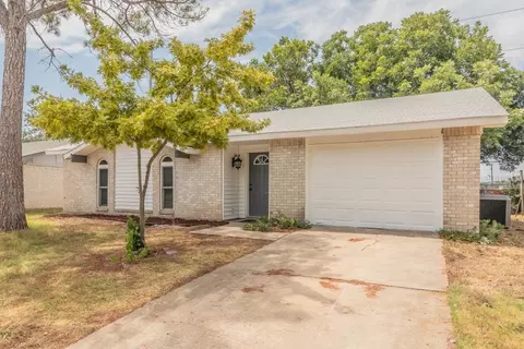 429 S Holiday Dr, Grand Prairie, TX 75052