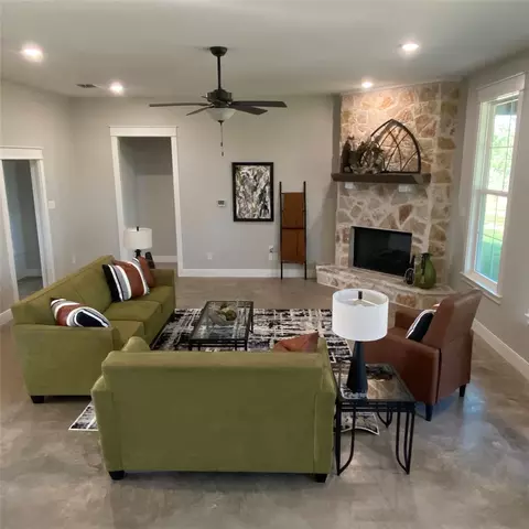 1074 Hummingbird Ln, Glen Rose, TX 76043