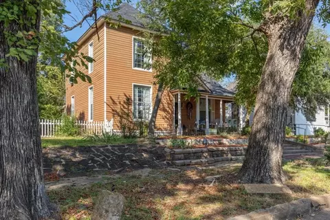 411 W Sears St, Denison, TX 75020