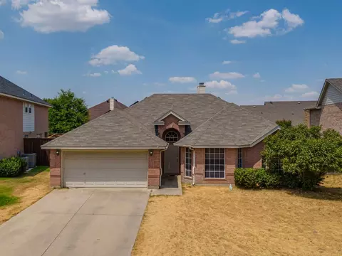 317 Canterbury Dr, Saginaw, TX 76179