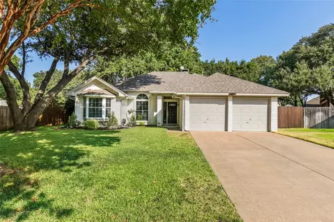 1812 Meadow Crest Dr, Grapevine, TX 76051