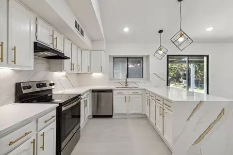 7833 Castillo Rd, Fort Worth, TX 76112