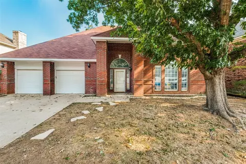 2803 Redstone Dr, Arlington, TX 76001