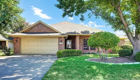 820 Heberle Dr, Burleson, TX 76028