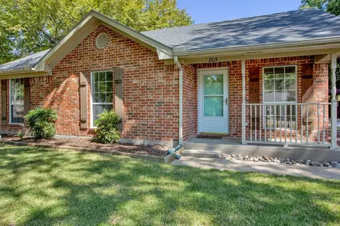805 E 11th St, Bonham, TX 75418