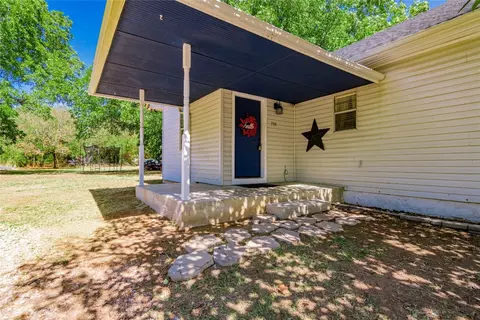 706 Jefferson St, Bowie, TX 76230