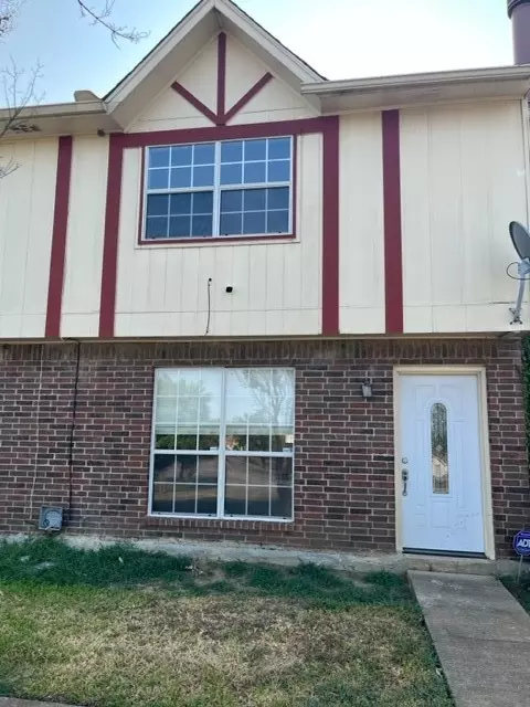 35 E Mountain Ln, Grand Prairie, TX 75052