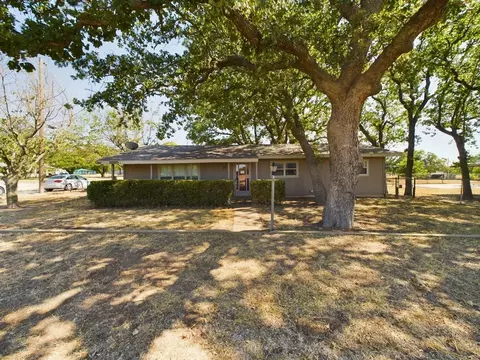 201 W Cypress St, Cross Plains, TX 76443