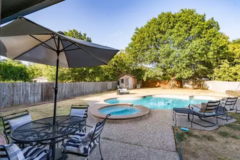 627 S Walnut Creek Dr, Mansfield, TX 76063
