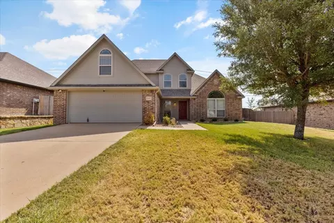 1611 Summercrest Dr, Cleburne, TX 76033