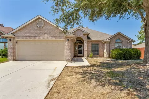 2426 Whispering Creek Dr, Arlington, TX 76018