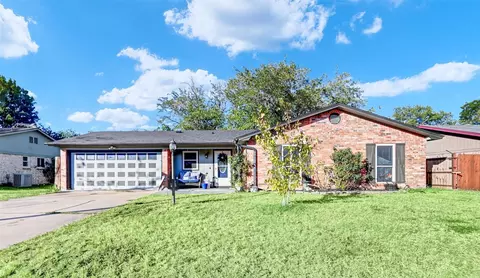 562 Douglas St, Burleson, TX 76028
