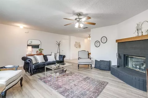 613 Oak View Ct, Azle, TX 76020