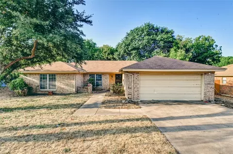 9941 Dickens Dr, Benbrook, TX 76126
