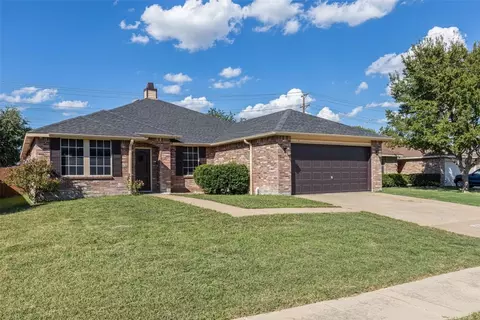 2120 Hacienda Ct, Grand Prairie, TX 75052