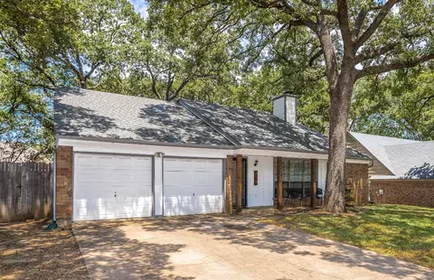 419 Thorn Wood Dr, Euless, TX 76039
