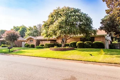 400 Circleview Dr N, Hurst, TX 76054