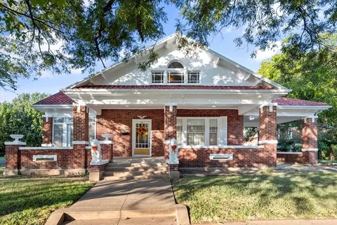 201 N Gaines St, Ennis, TX 75119
