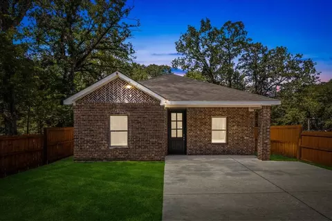 102 Kiowa Dr, Mabank, TX 75156