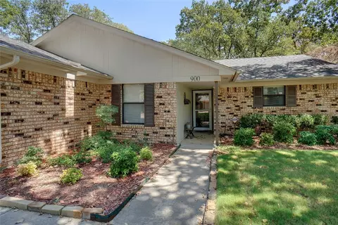 900 Red Oak St, Azle, TX 76020