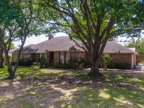 505 Roaring Creek Dr, Oak Leaf, TX 75154
