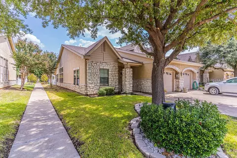 832 Kitty Hawk Ln, Grand Prairie, TX 75051