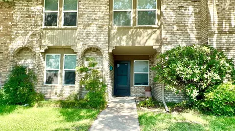725 Towne House Ln, Richardson, TX 75081