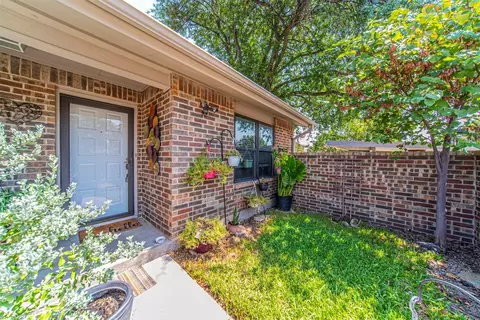 1105 Forest Creek St, Benbrook, TX 76126