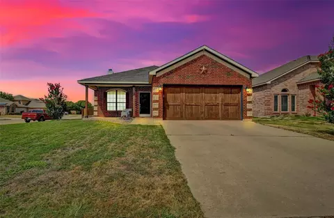 2001 Ridgeview Ct, Sanger, TX 76266