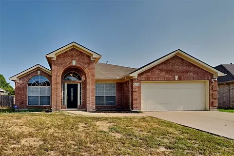 1009 Angel Fire Ln, Arlington, TX 76001