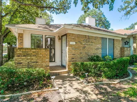 1401 Hampton Rd, Grapevine, TX 76051 photo 3