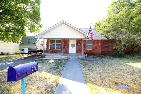 307 Washington St, Bowie, TX 76230