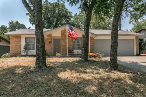 1311 Johns Dr, Euless, TX 76039 photo 2