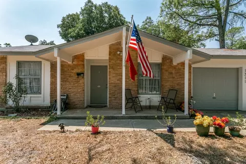 1311 Johns Dr, Euless, TX 76039 photo 3