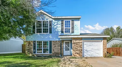 2305 Foxcroft Ln, Arlington, TX 76014