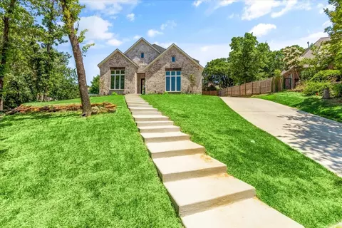 815 Lake View Ct E, Crowley, TX 76036