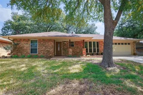 121 Bremen Dr, Hurst, TX 76054