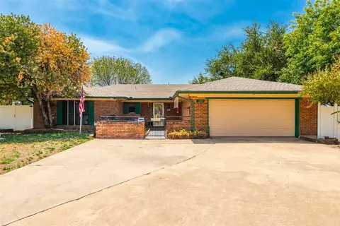 101 Crofton Ct, Benbrook, TX 76126