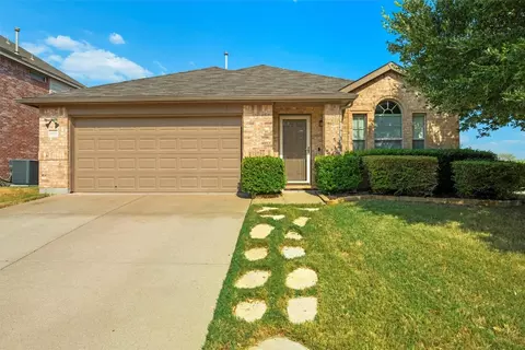 8900 Silent Brook Ln, Fort Worth, TX 76244