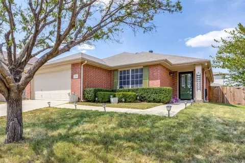 704 Redwing Dr, Saginaw, TX 76131