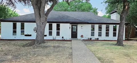 877 Oakbluff Dr, Lancaster, TX 75146