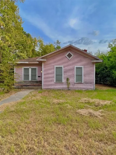 411 W Larkin St, Athens, TX 75751