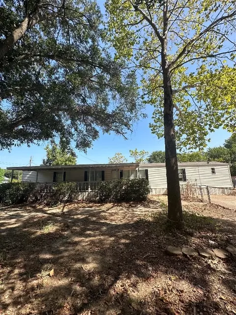 202 E Shadowwood St, Gun Barrel City, TX 75156