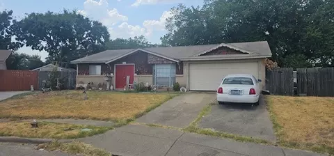 2213 Red Oak Dr, Irving, TX 75060