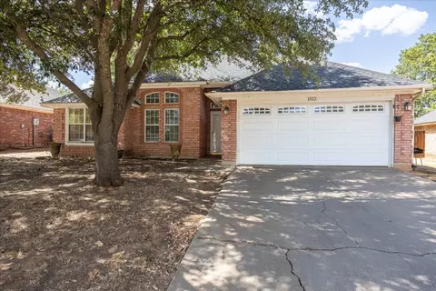 1512 Clover Ln, Granbury, TX 76048