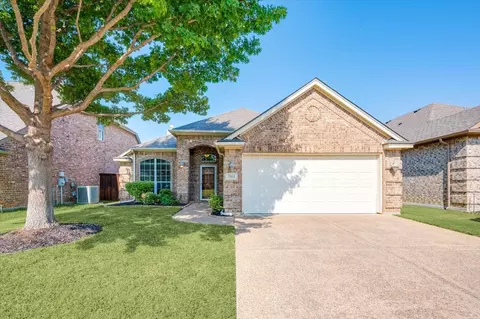 3161 Well Springs Dr, Hurst, TX 76053
