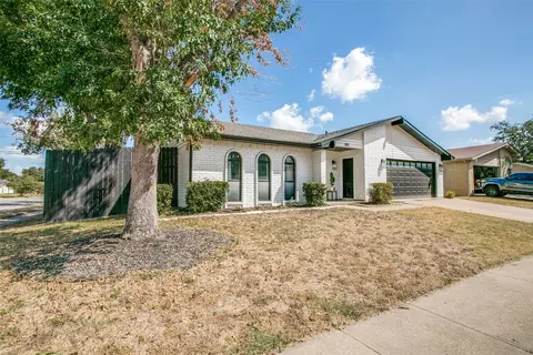 801 Forest Glen Dr, Bedford, TX 76021